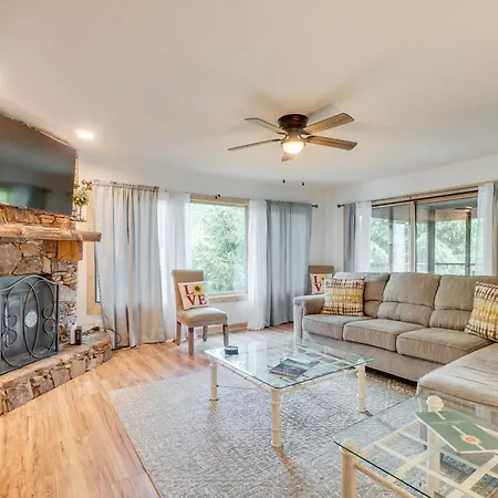 Spacious Rustic Helen Abode About Half Mi From Tubing!